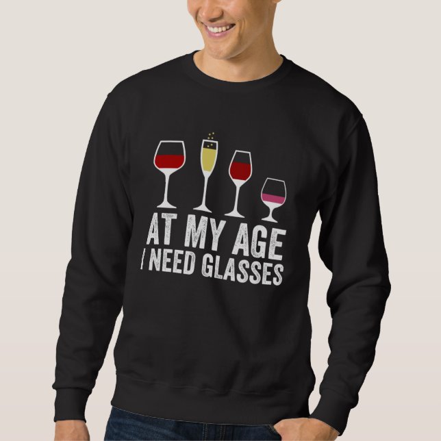 At My Age I Need Glasses Wine Cocktail Drinking Sweatshirt (Vorderseite)