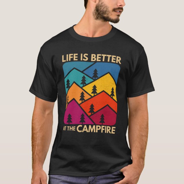 At The Campfire Camper Outdoorlife Camping T-Shirt (Vorderseite)