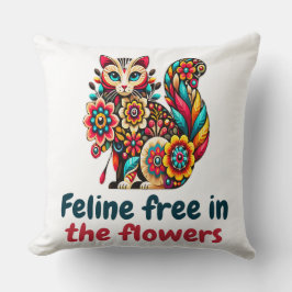 Atemberaubende Katze in Wildblumen Kernästhetik Kissen