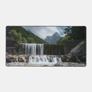 Atemberaubende Landschaft im Krnica-Tal, Slowenien Schreibtischunterlage