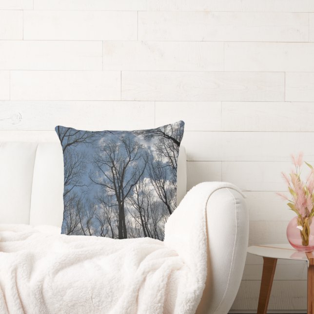 Atemberaubende Tulip Poplar Trees Cloudy Sky Kissen (Liege)