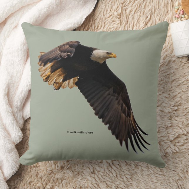 Atemberaubender Adler im Flug Kissen (Decke)