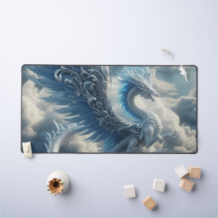 Atemberaubender Drache umgeben von Wolken Schreibtischunterlage