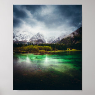 Atemberaubender Regentag am See Fusine, Italien Poster