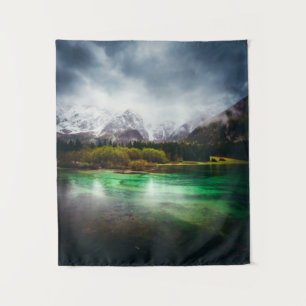 Atemberaubender Regentag am See Fusine, Italien Wandteppich
