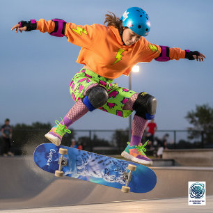 Atemberaubender Schneeleopard auf dem Felsen Skateboard