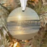 Atemberaubender Sonnenaufgang am Virginia Beach Pi Ornament<br><div class="desc">Atemberaubender Sonnenaufgang am Virginia Beach Pier - Sunburst Moment Capture the ruhige beauty of Virginia Beach mit diesem atemberaubenden Foto eines Sonnenaufgangs am ikonischen Steg. Die Szene erwacht mit einem spektakulären Sonnenbrand, der sich über den Himmel erstreckt und warme goldene Strahlen über das ruhige Wasser ausstrahlt. Dieses auffallende Bild ruft...</div>
