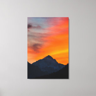Atemberaubender Sonnenuntergang hinter dem Berg Leinwanddruck