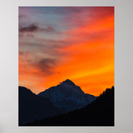 Atemberaubender Sonnenuntergang hinter dem Berg Poster