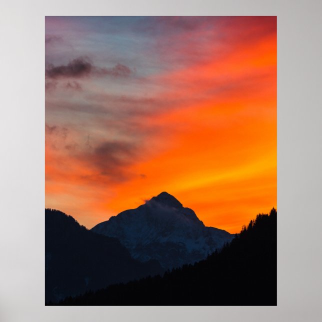 Atemberaubender Sonnenuntergang hinter dem Berg Poster (Vorne)