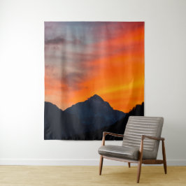 Atemberaubender Sonnenuntergang hinter dem Berg Wandteppich