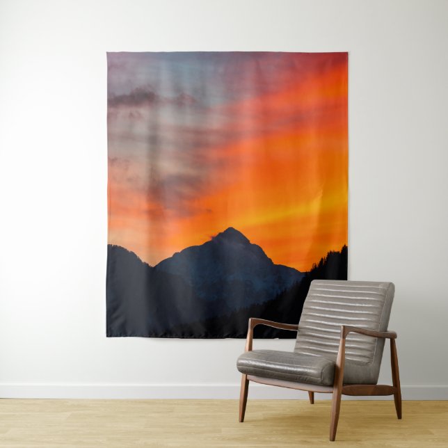 Atemberaubender Sonnenuntergang hinter dem Berg Wandteppich (Beispiel)