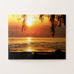 Atemberaubender Sonnenuntergang mit Strand und Bäu Puzzle