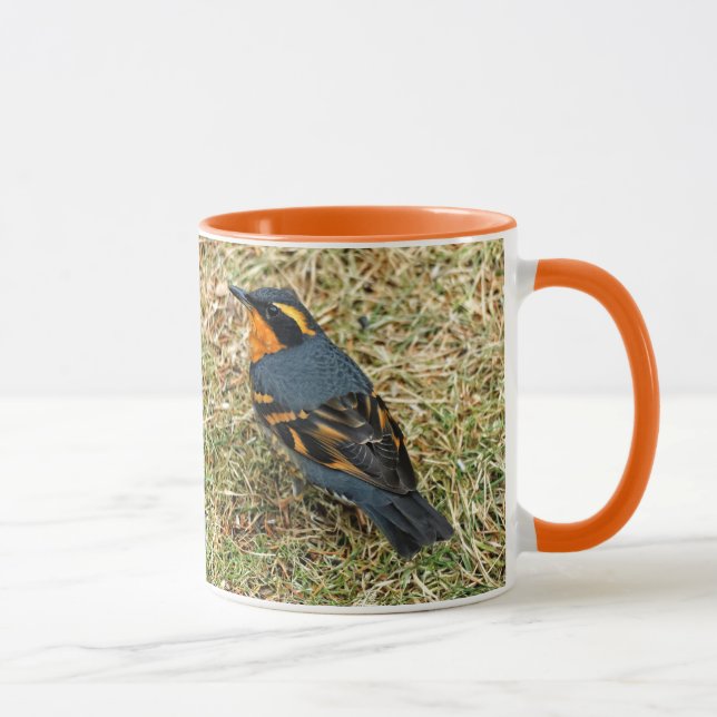 Atemberaubender Varieté-Thrush auf dem Rasen Tasse (Rechts)
