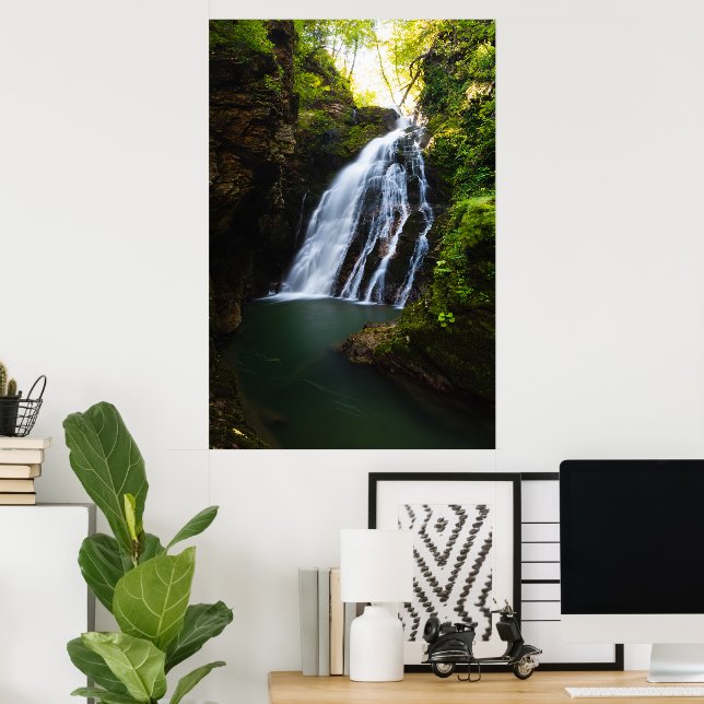 Atemberaubender Wasserfall mit Sonnenlicht Poster (Heimbüro)
