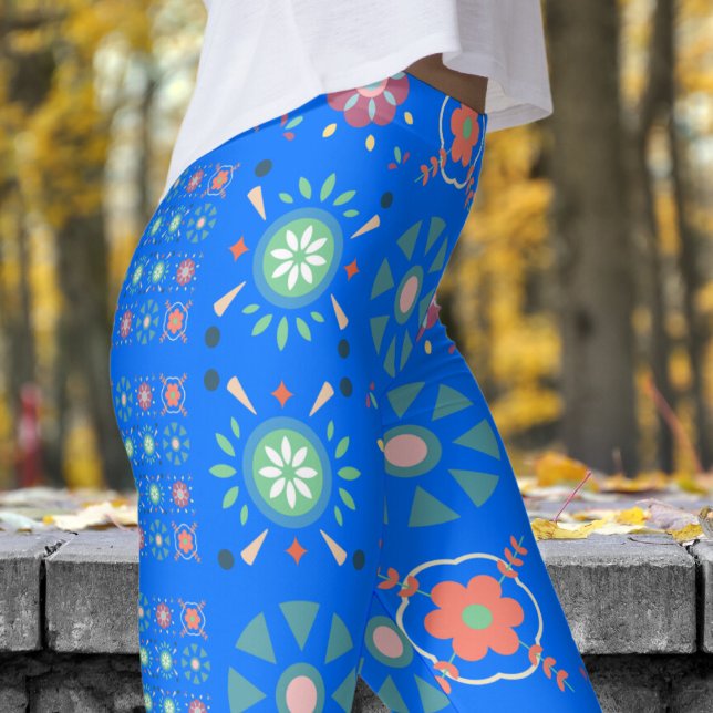Atemberaubendes blaues skandinavisches Folkloremus Leggings (Bold on Blue Scandinavian Folk Pattern Leggings)