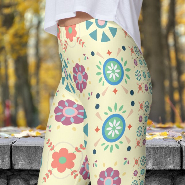 Atemberaubendes Cremes weißes skandinavisches Folk Leggings (Bold on Cream Scandinavian Folk Pattern Leggings)