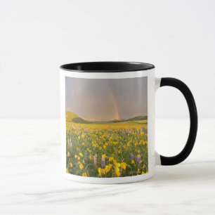 Atemberhafte Wiesenblumenwiese bei Sonnenaufgang i Tasse