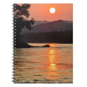 Atemberregender Sonnenaufgang über dem Katun-Fluss Notizblock