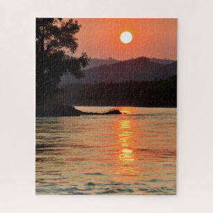 Atemberregender Sonnenaufgang über dem Katun-Fluss Puzzle