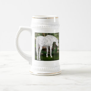 Atemberzene Fantasie-Szene mit weißem Pferd Bierglas