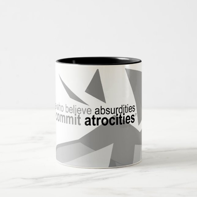 Atheistisches Kleid - Voltaire Zitat-Grafik-Tasse Zweifarbige Tasse (Mittel)