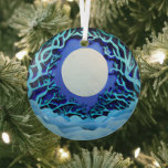 Ätherische 3D-Look Winterszene Glasdekoration Ornament Aus Glas<br><div class="desc">Die schöne 3D-Optik der Winterszene strahlt und reflektiert Ihre Lichter und ergänzt Ihren Weihnachtsbaum und die Erholung Ihrer Zuhause. Schöne,  intensive Farben.</div>
