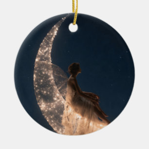 Ätherische Fee auf einer leuchtenden Mondsichel si Keramik Ornament