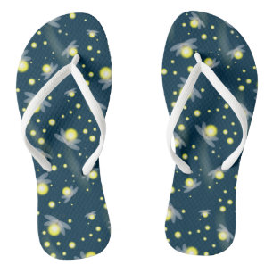 Ätherische glühende Glühwürmchen im Nachtmuster Flip Flops