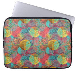 Ätherische goldene Blüten - Nahtlose Blumenharmoni Laptopschutzhülle
