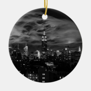 Ätherische Wolken: NYC Skyline, Emp St Bldg BW Keramik Ornament