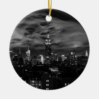 Ätherische Wolken: NYC Skyline, Emp St Bldg BW Keramik Ornament