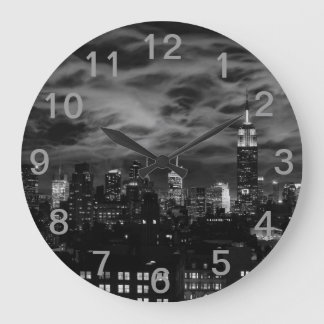 Ätherische Wolken: NYC Skyline, ESB Black and Whit Große Wanduhr