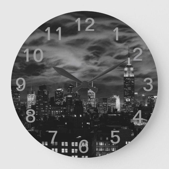 Ätherische Wolken: NYC Skyline, ESB Black and Whit Große Wanduhr (Vorderseite)