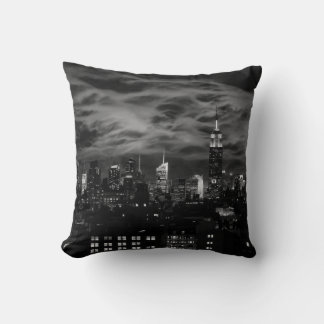Ätherische Wolken: NYC Skyline, ESB Black and Whit Kissen