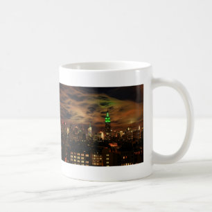 Ätherische Wolken: NYC Skyline, ESB Black and Whit Tasse