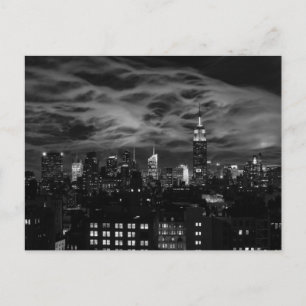 Ätherische Wolken: NYC Skyline, ESB BW Postkarte
