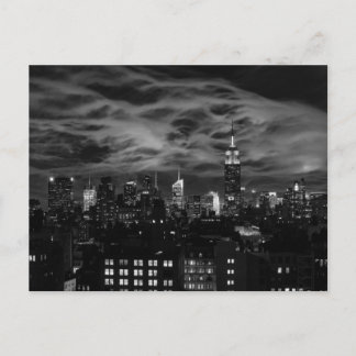 Ätherische Wolken: NYC Skyline, ESB BW Postkarte