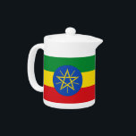 Äthiopisches Flaggenteapot<br><div class="desc">Dieser Teekessel aus Äthiopien verbindet Funktionalität mit Nationalstolz und bietet eine wunderschöne Möglichkeit, Ihren Lieblings-Tee zu servieren und gleichzeitig die lebhaften Farben und Symbolik der äthiopischen Flagge zu feiern. Die Teekanne ist in den Farben Grün, Gelb und Rot, Blau und Sterne gehalten und stellt eine bemerkenswerte Ergänzung zu Ihrer Küchenartikelkollektion...</div>