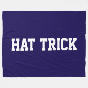 Athletic Bold White HAT TRICK Text auf Navy Blau Fleecedecke