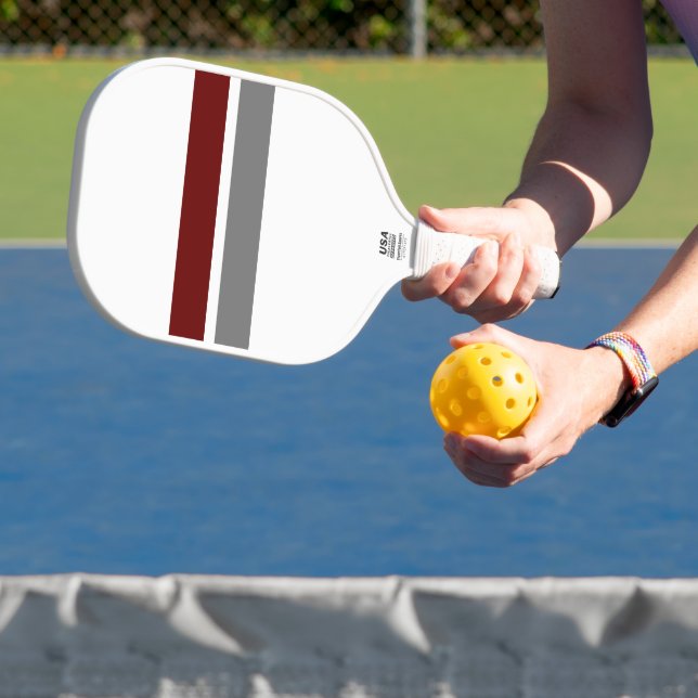 Athletische, tiefrote, graue Rennstreifen auf Weiß Pickleball Schläger (InSitu)
