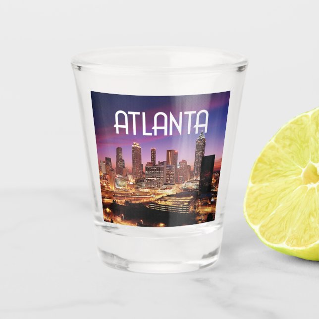 Atlanta, Georgia City Skyline in der Nacht Schnapsglas (Vorderseite)