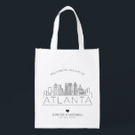 Atlanta, Georgia Wedding | Stilisierte Skyline Wiederverwendbare Einkaufstasche<br><div class="desc">Eine einzigartige Hochzeitstasche für eine Hochzeit in der schönen Stadt Atlanta,  Georgia. Diese Tasche zeigt die einzigartige Skyline der Stadt mit ihrem Namen darunter. Anschließend erhalten Sie Informationen zu Ihrem Hochzeitstag in einem passenden,  offenen Stil.</div>