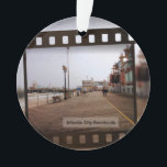 Atlantic City Beach Boardwalk auf Film Ornament<br><div class="desc">Atlantic City Beach Boardwalk on Film Obwohl ich in NJ geboren war, vor vielen Jahren, lol, Memorial Day Wochenende 2010 war mein erster Besuch im berühmten Atlantic City Boardwalk. Ich erlebte viele verschiedene Emotionen auf dem Weg nach White Horse Pike, Absecon, NJ in Richtung Atlantic City; aufregend, die Jersey Atlantic...</div>