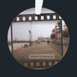 Atlantic City Beach Boardwalk auf Film Ornament<br><div class="desc">Atlantic City Beach Boardwalk on Film Obwohl ich in NJ geboren war, vor vielen Jahren, lol, Memorial Day Wochenende 2010 war mein erster Besuch im berühmten Atlantic City Boardwalk. Ich erlebte viele verschiedene Emotionen auf dem Weg nach White Horse Pike, Absecon, NJ in Richtung Atlantic City; aufregend, die Jersey Atlantic...</div>