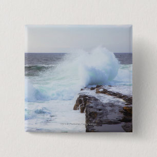 Atlantik-Welle, die in Maines Küste zusammenstö Button
