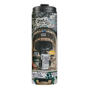 ATM-MASCHINE MIT GRAFFITI THERMOSBECHER