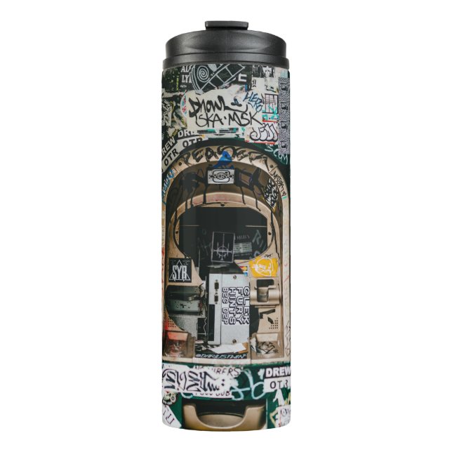 ATM-MASCHINE MIT GRAFFITI THERMOSBECHER (Vorderseite)