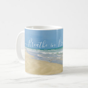 Atmen Sie durch das atemberaubende Yoga am Strand Kaffeetasse