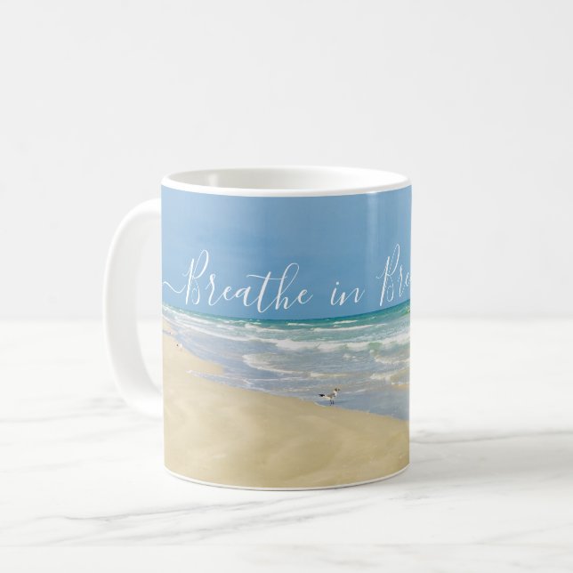 Atmen Sie durch das atemberaubende Yoga am Strand Kaffeetasse (Vorderseite Links)